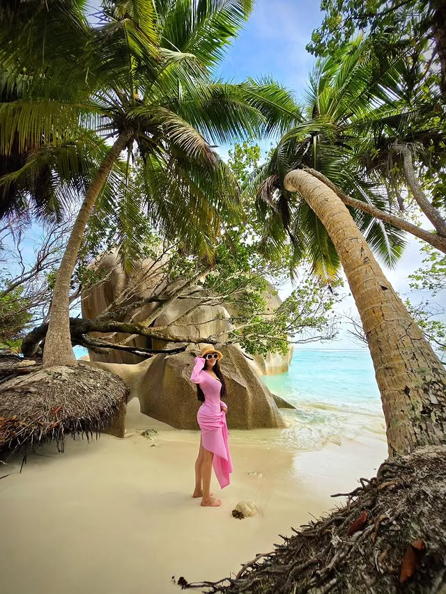 مي عمر بفستان وردي من Monday Swimwear وشب شب من Gucci (إنستغرام)