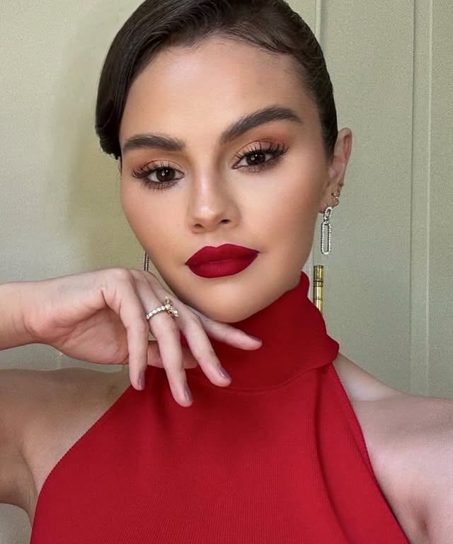 سيلينا غوميز بتصميم Cult Gaia (إنستغرام)