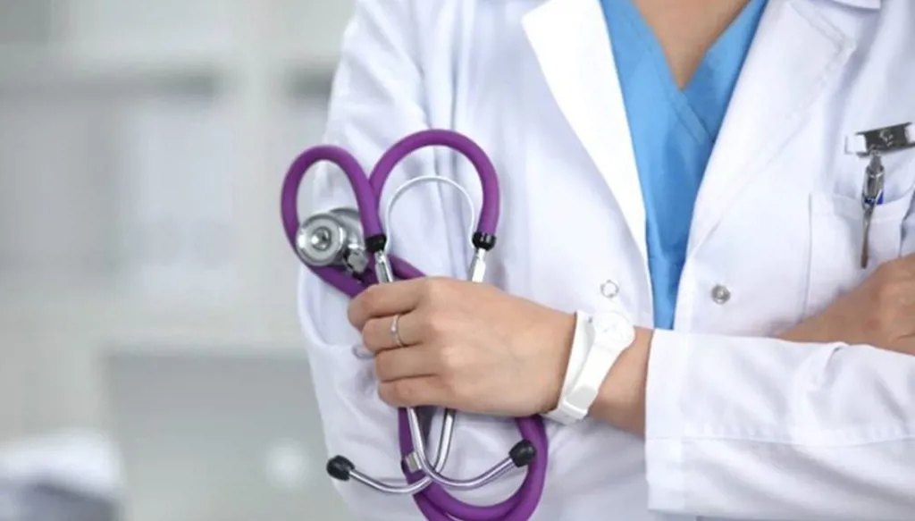 الطب بين الرسالة والإعلان: من يحمي المريض؟