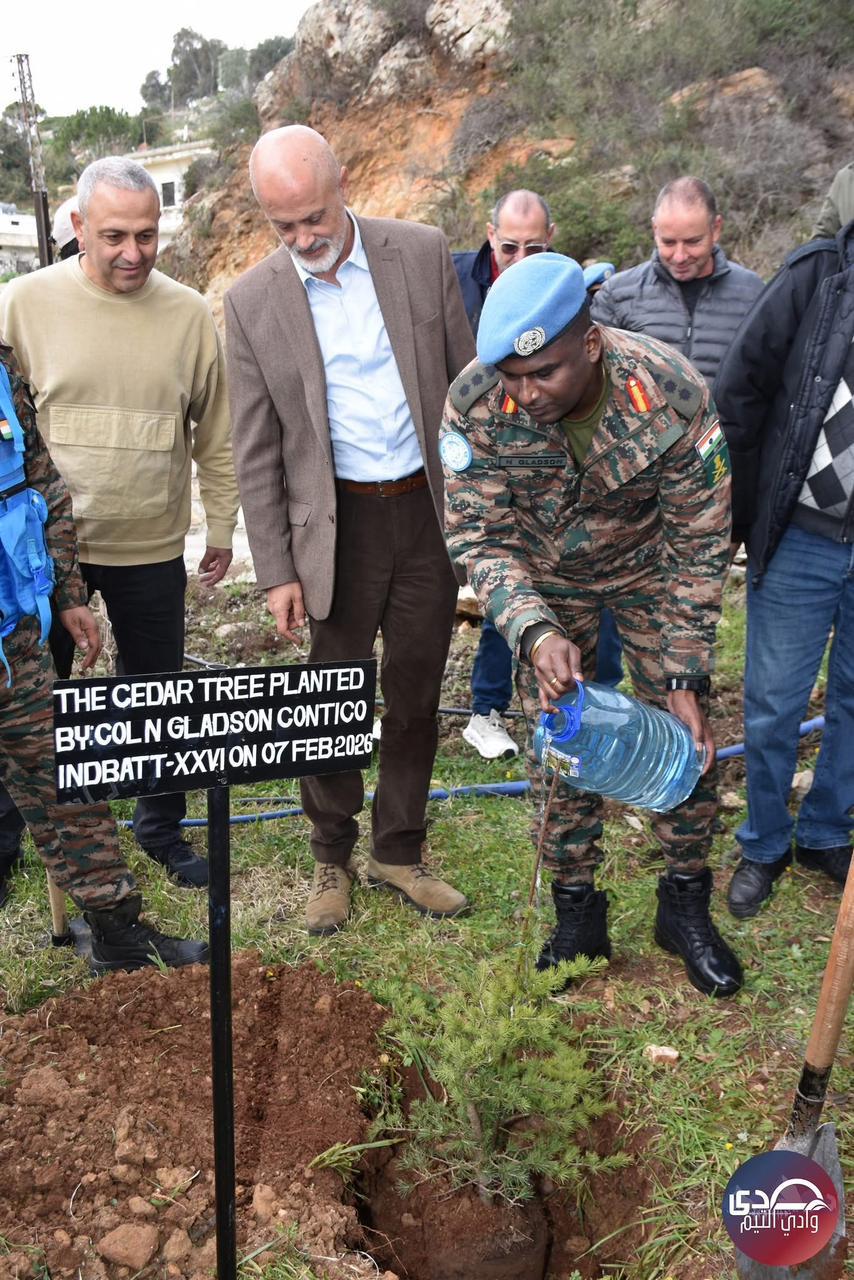 الكولونيل غلادسون والزميل عطالله لدى غرس أرزة.