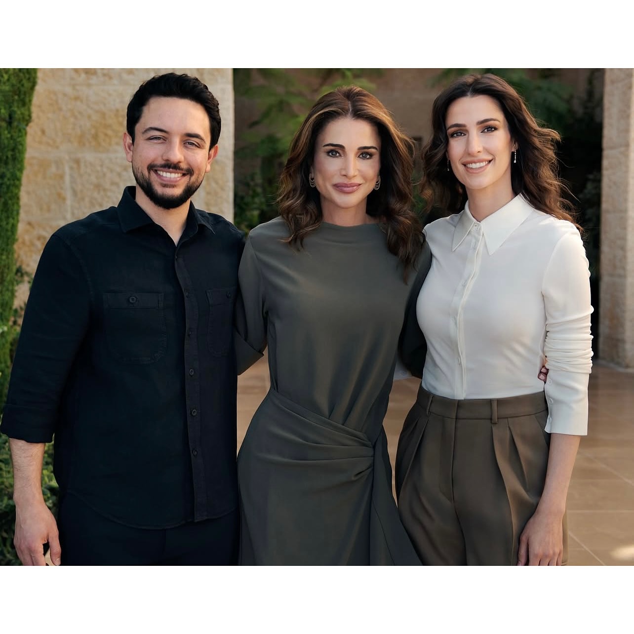 الملكة رانيا تتوسّط الأميرة رجوة وابنها  الأمير الحسين بن عبد الله الثاني (إنستغرام)