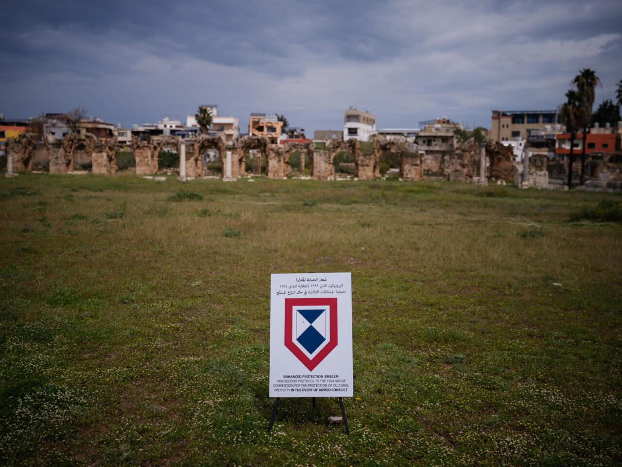“الدرع الأزرق“ في مضمار سباق الخيل الروماني في صور. (أ ف ب)