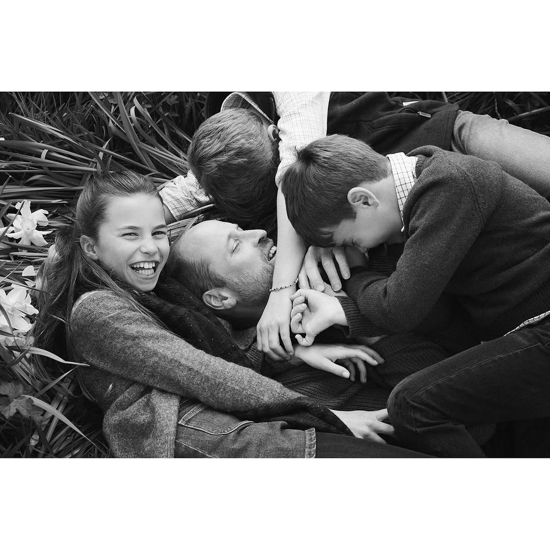 الامير ويليان واولاده بصورة بلقطة عائلية مميزة من تصوير جوش شينير (انستغرام)