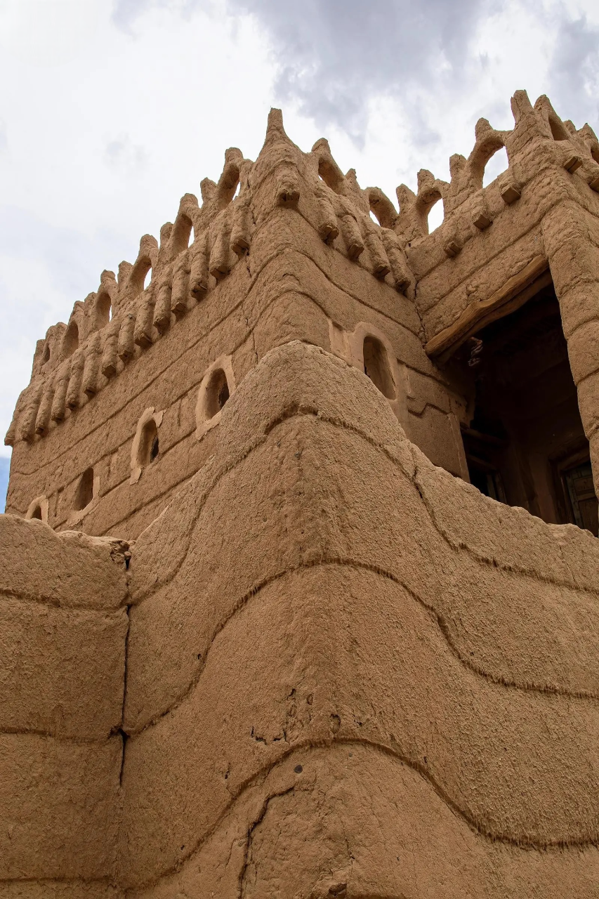 نموذج من بيوت الطين وقلاع نجران.