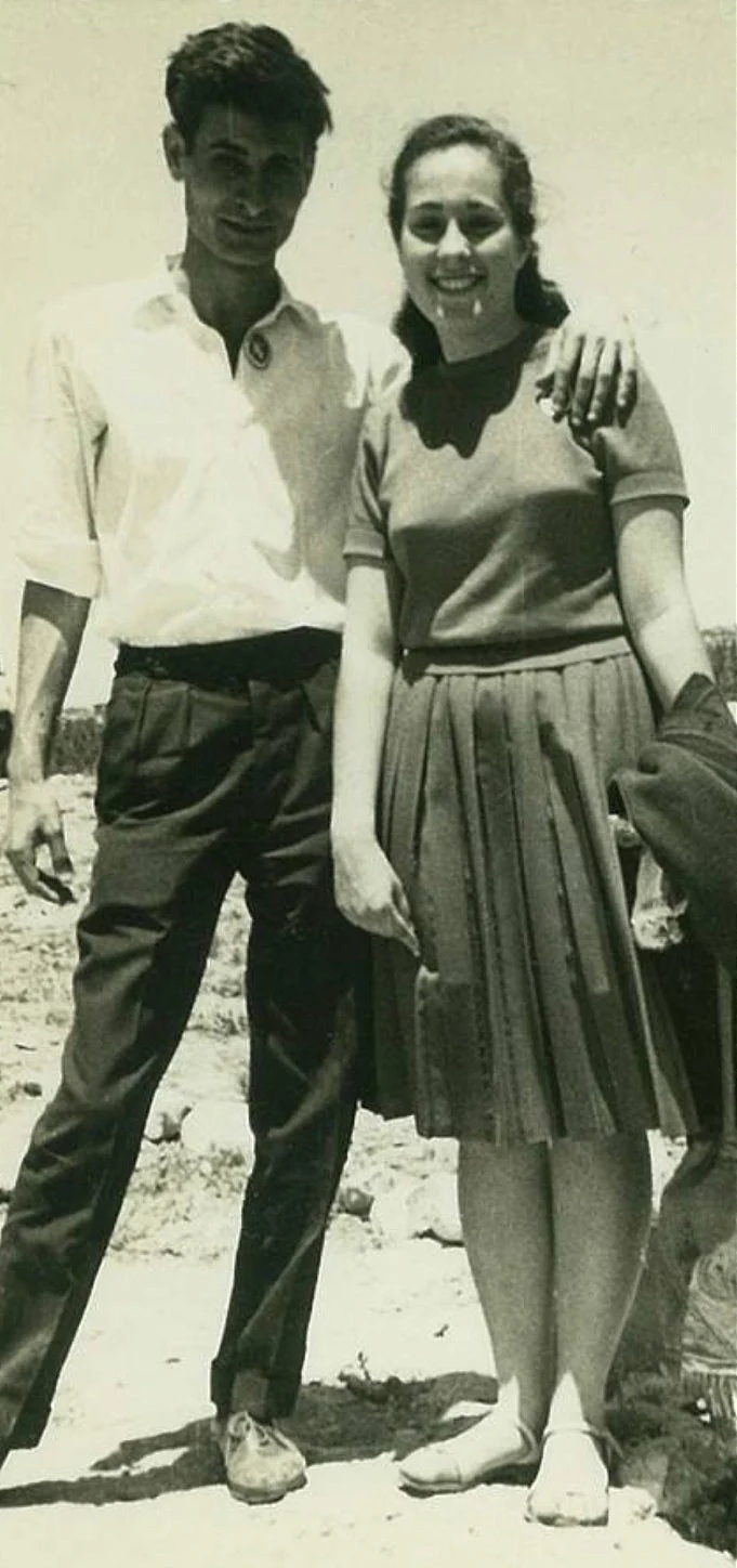 محمود درويش وتمار بن عامي. (مواقع التواصل)