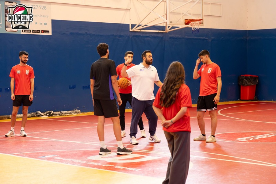 أكثر من 100 مدرب في دورة مدربي السلة.