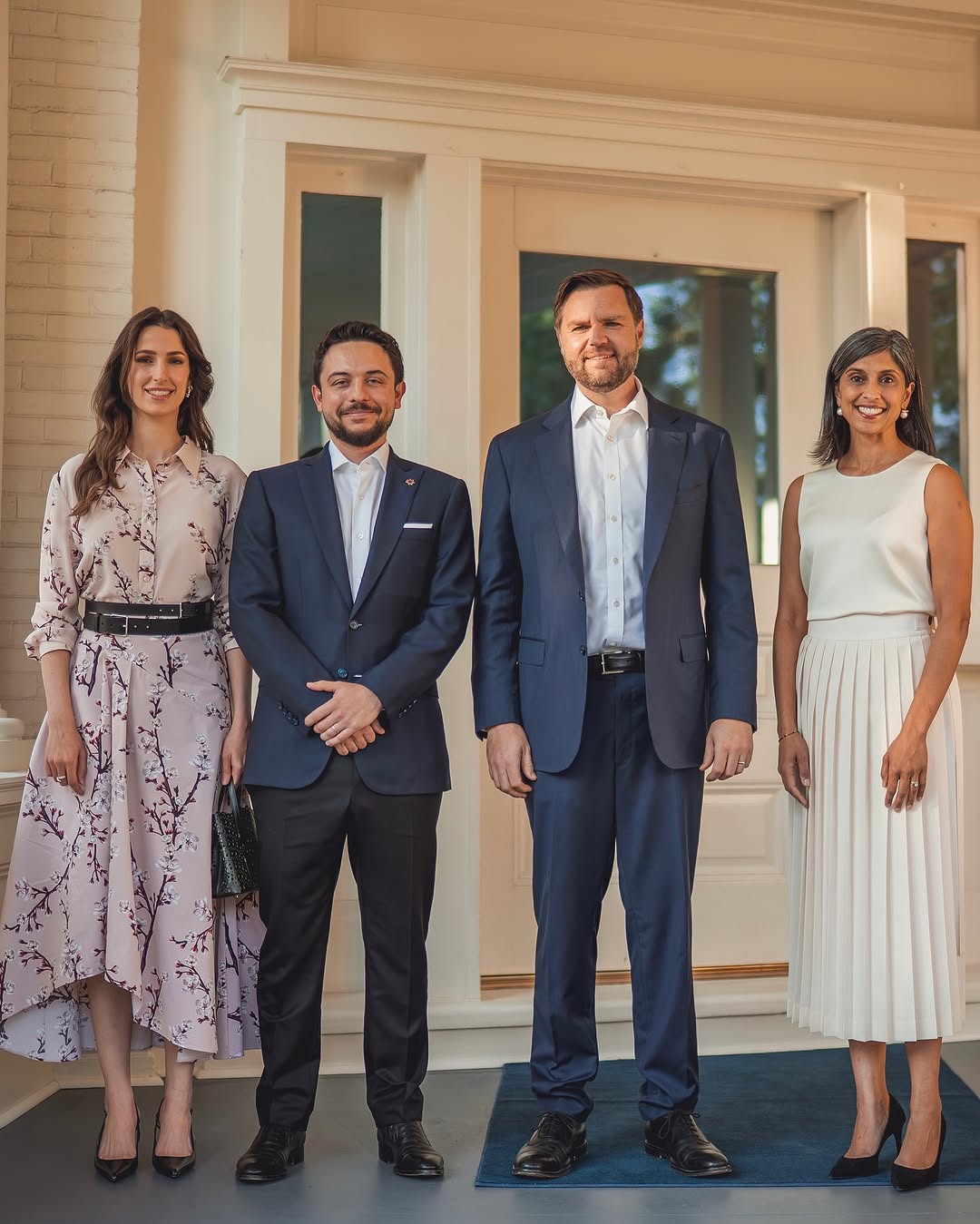 الامير الحسين بن عبدالله الثاني والاميرة رجوة الحسين خلال لقائهما مع نائب الرئيس الأميركي جي دي فانس وزوجته أوشا فانس في واشنطن (انستغرام)