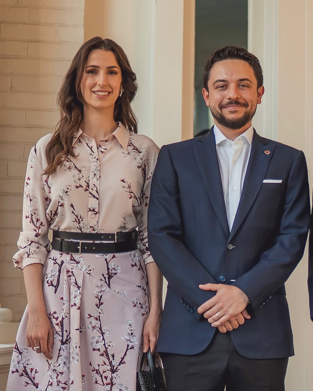 الاميرة رجوة الحسين الى جانب زوجها ولي العهد الاردني الامير الحسين بن عبدالله الثاني في واشنطن (انستغرام)