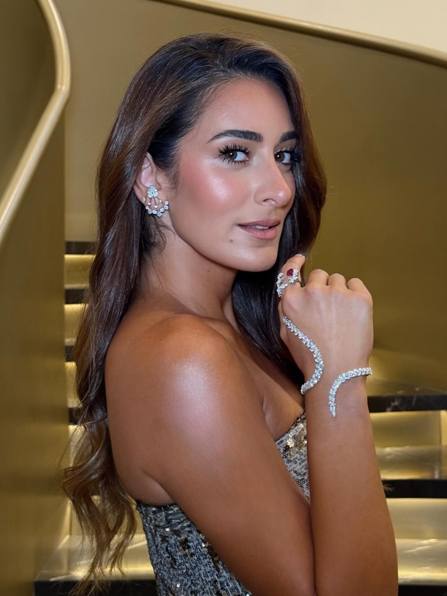 مجوهرات Yeprem التي تزيّنت بها أمينة خليل (إنستغرام)