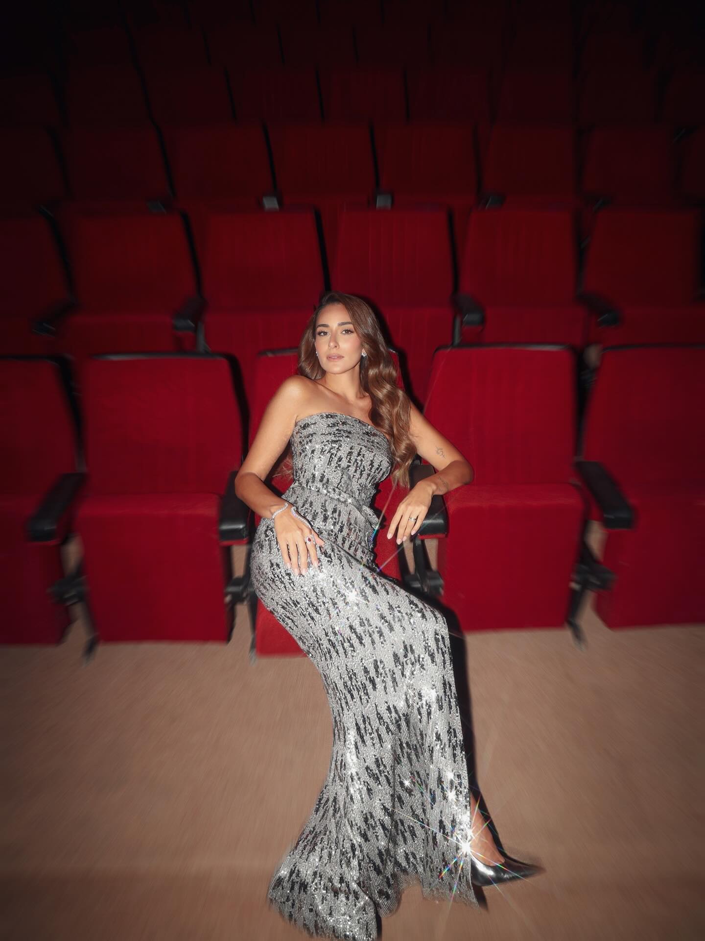 أمينة خليل تعيد تعريف أناقة البساطة (إنستغرام)