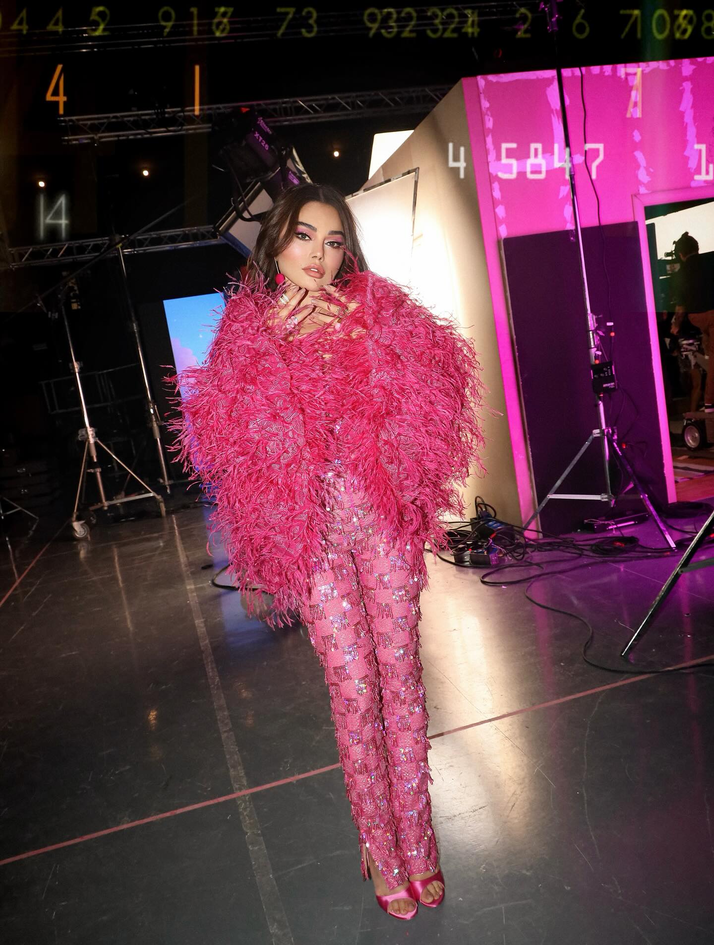 جمبسوت مرصّع بالترتر (إنستغرام)