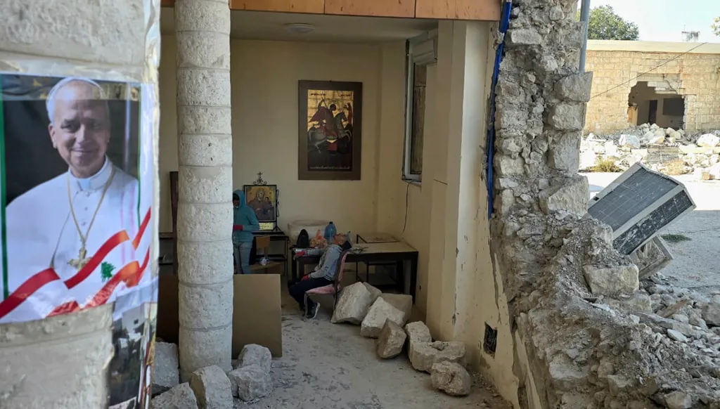 رفع صور البابا لاوون بين ركام كنيسة مار جاورجيوس في دردغيا جنوبي لبنان (فيديو وصور)
