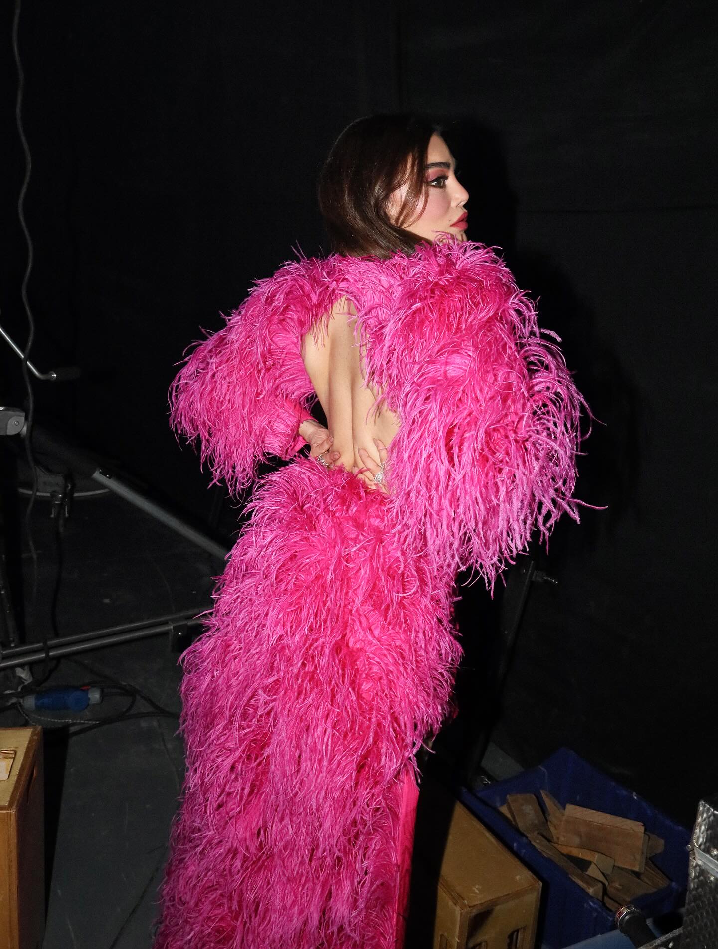 تفاصيل الريش في تصميم رامي قاضي (إنستغرام)