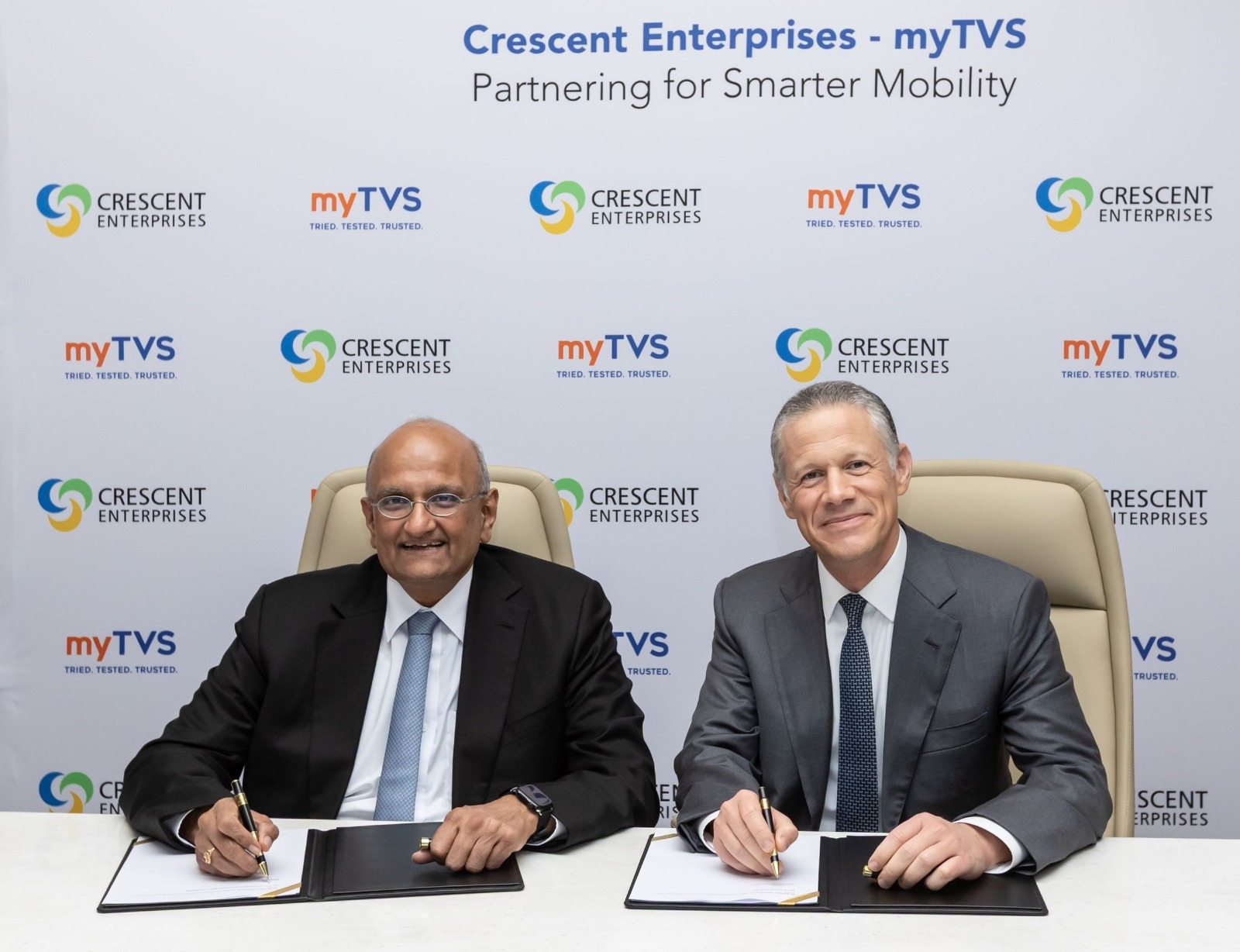 بدر جعفر (على اليمين): الرئيس التنفيذي لشركة كاسل إنتربرايزس (Crescent Enterprises) و آر دينيش (على اليسار): مدير شركة تي في إس لحلول السيارات (TVS Automobile Solutions) خلال توقيع الاتفاقية (وام)