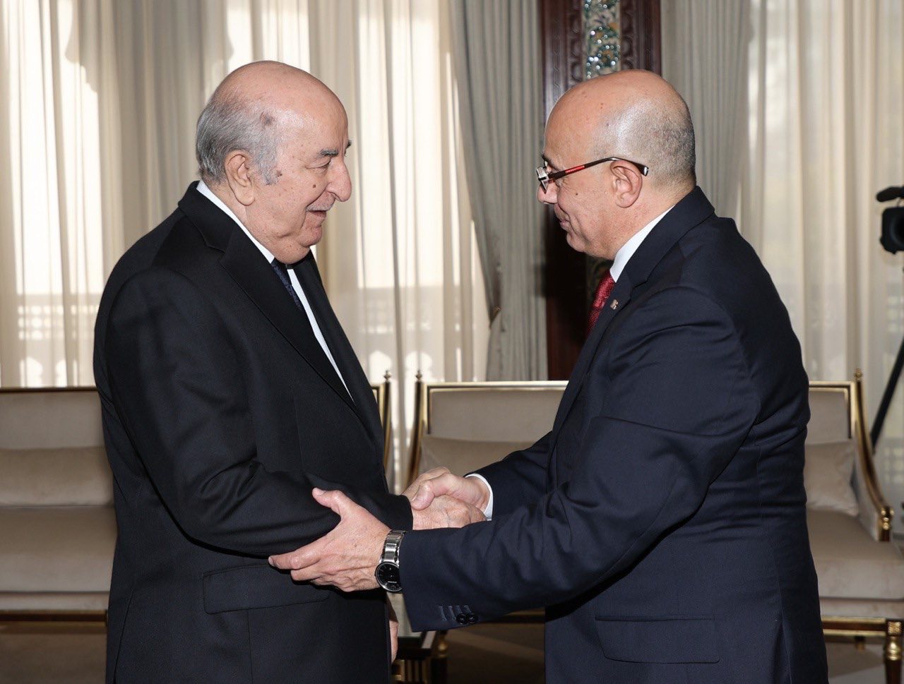 الرئيس الجزائري عبد المجيد تبون مصافحاً وزير الدفاع التونسي خالد السهيلي. (الرئاسة الجزائرية)