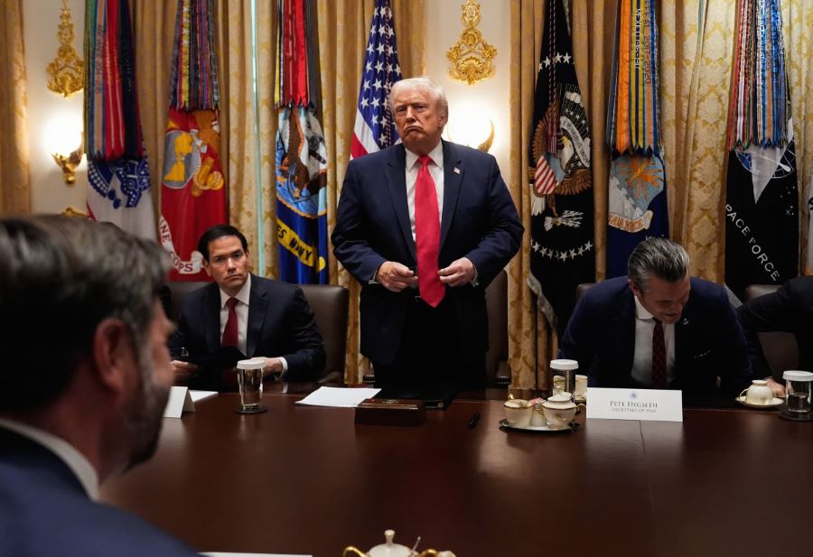 ترامب والوزراء في الاجتماع (ا ب)