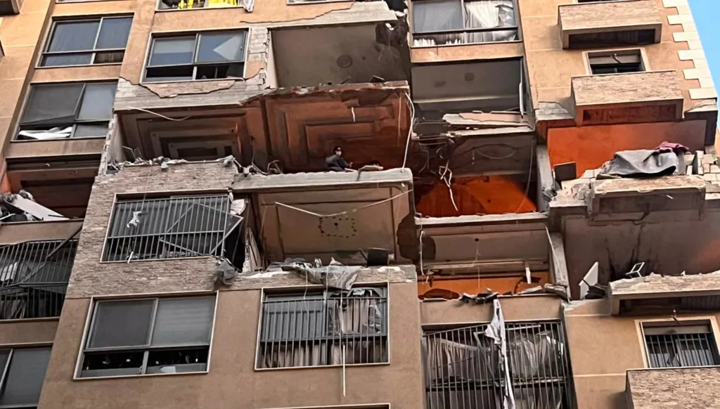 الجيش الإسرائيلي يستهدف شقة في منطقة عائشة بكار في بيروت (صور وفيديو)