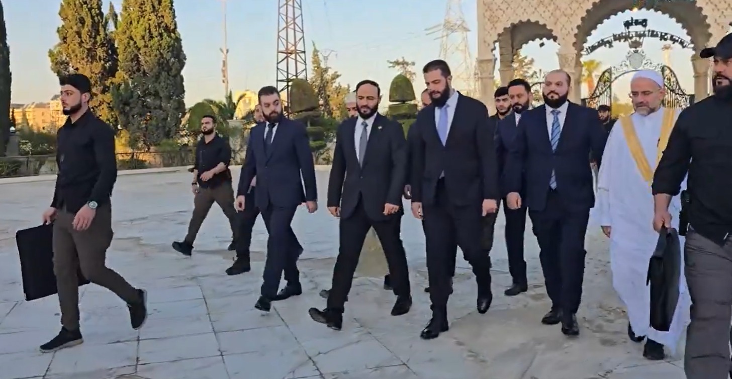 لحظة وصول الرئيس السوري أحمد الشرع إلى جامع عبد الله بن عباس في مدينة حلب لأداء صلاة عيد الأضحى (سانا).