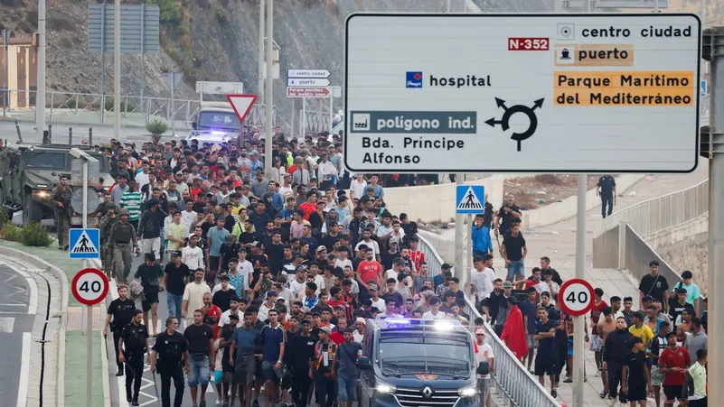 مهاجرون تقودهم الشرطة الإسبانية للعودة إلى المغرب