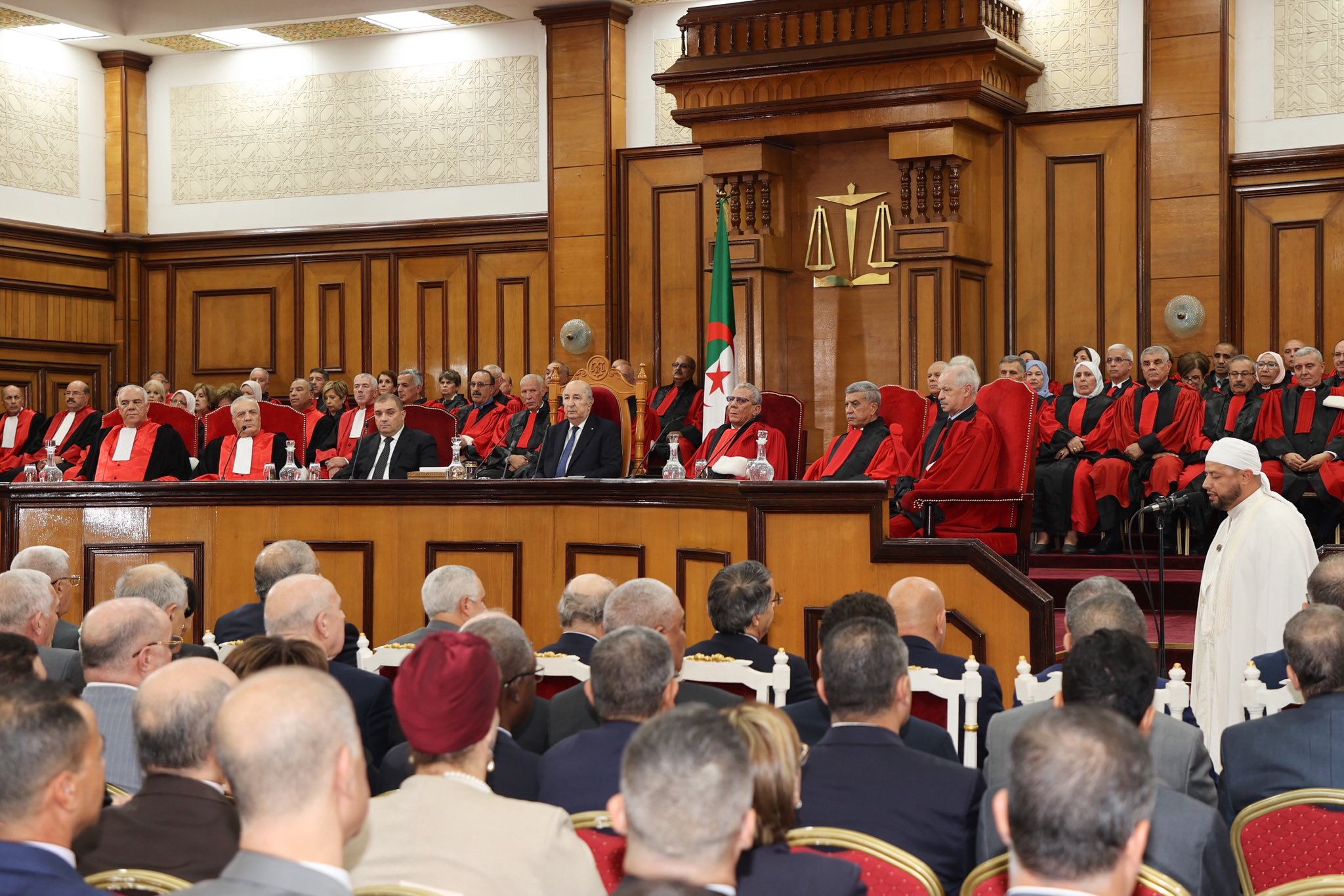 تبون مع القضاة في افتتاح السنة القضائية 2025-2026. (الرئاسة الجزائرية)