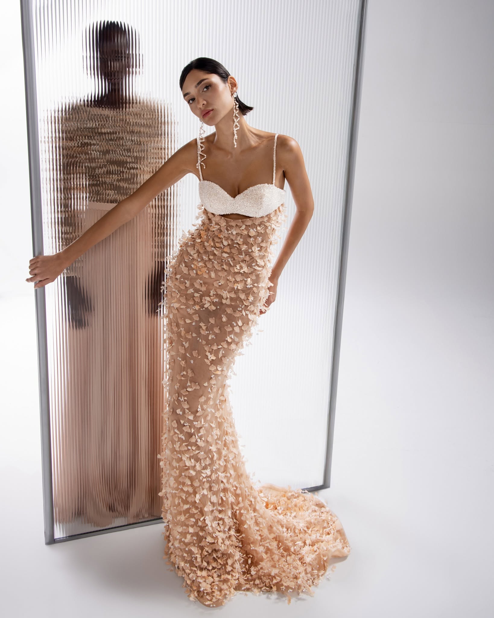 من مجموعة الوعد لربيع وصيف 2026 للمصمّم نجا سعادة (إنستغرام)