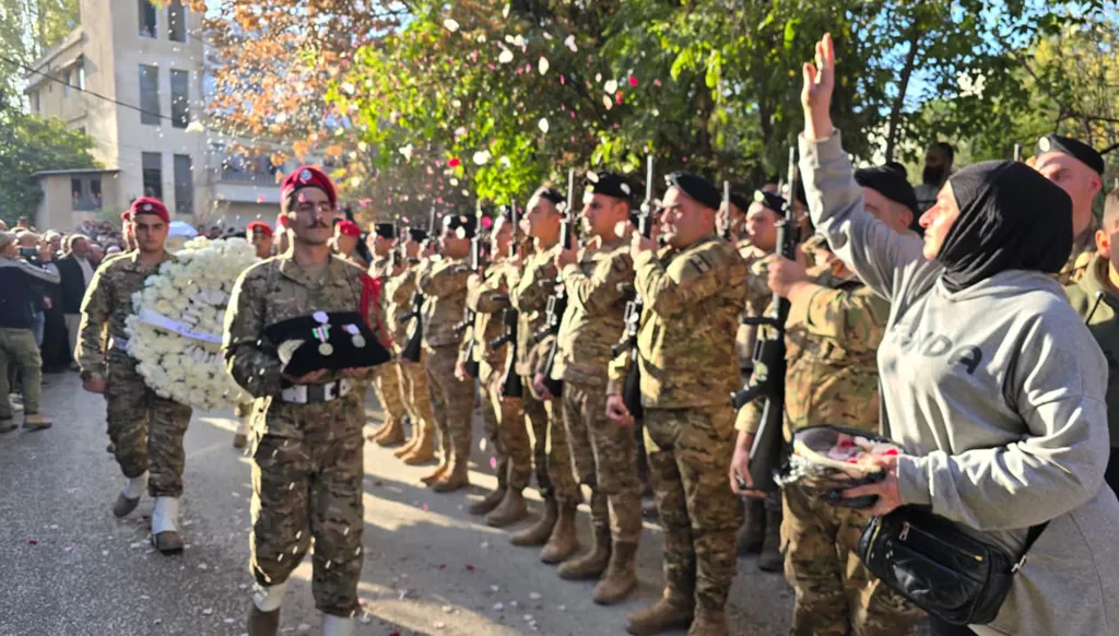 وداع مهيب... بعلبك تُشيّع الشهيدين البرادعي وحيدر (صور)