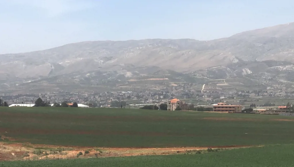 بالفيديو- سقوط مسيَّرة في سهل بلدة تمنين التحتا شرقي لبنان