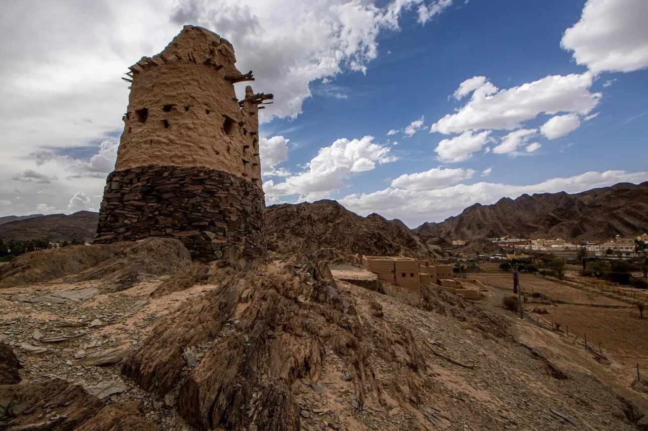 نموذج من بيوت الطين وقلاع نجران.
