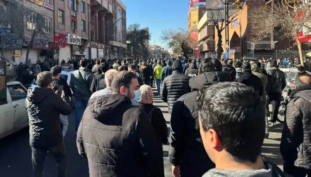 السلطات الإيرانية أمام تحد جديد الليلة... استمرار انقطاع الانترنت وتظاهرات رغم العنف