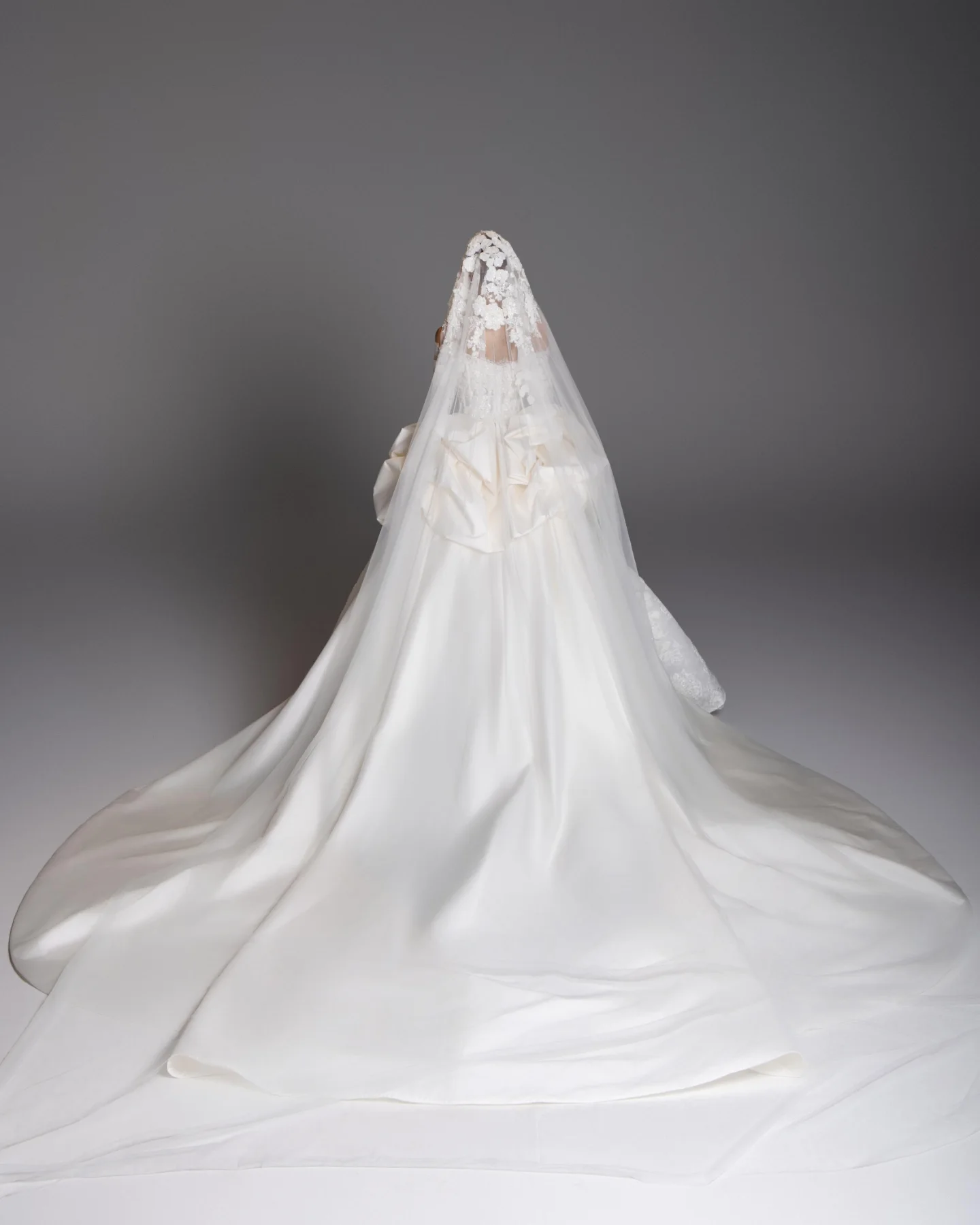 من مجموعة الوعد لربيع وصيف 2026 للمصمّم نجا سعادة (إنستغرام)