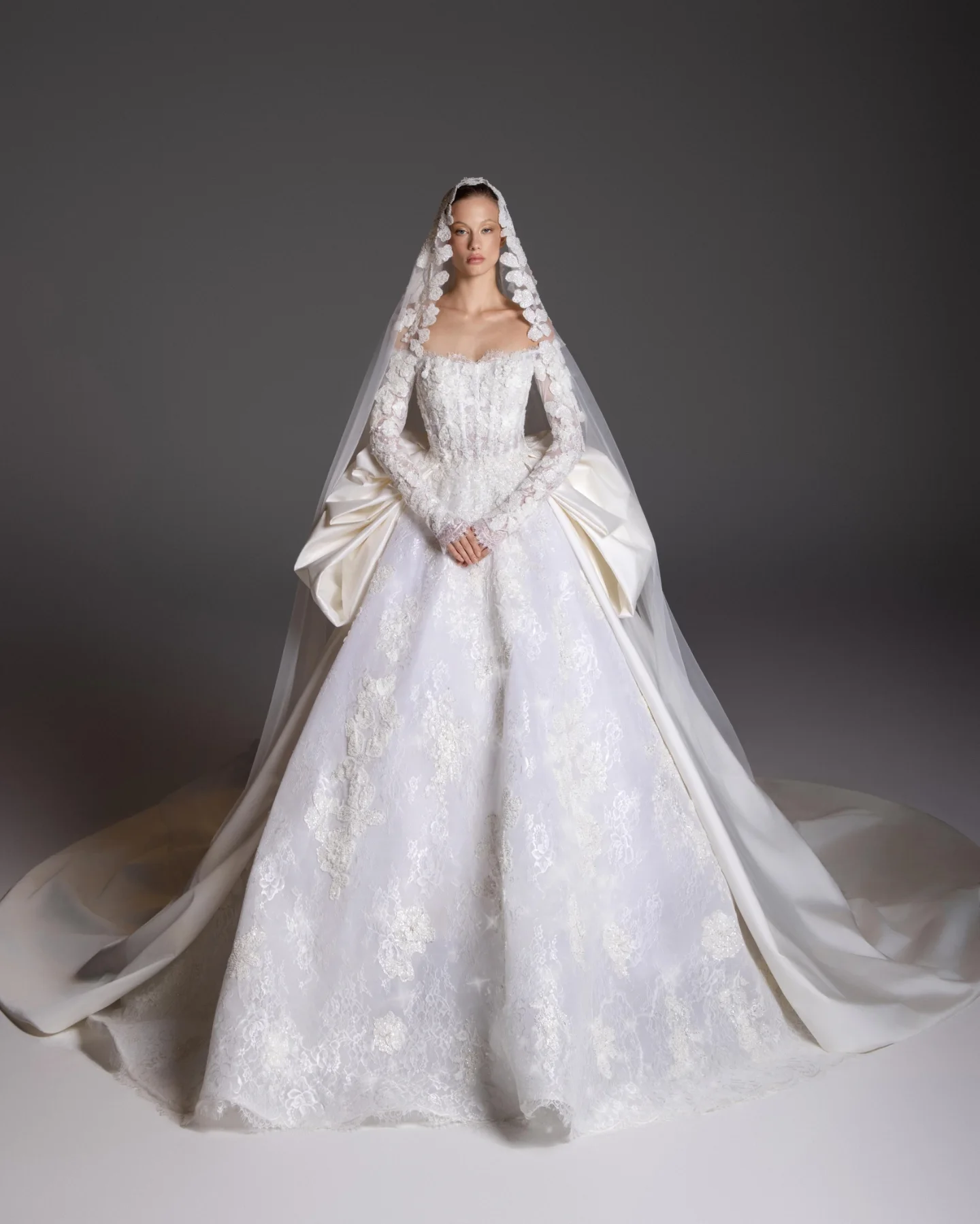 من مجموعة الوعد لربيع وصيف 2026 للمصمّم نجا سعادة (إنستغرام)