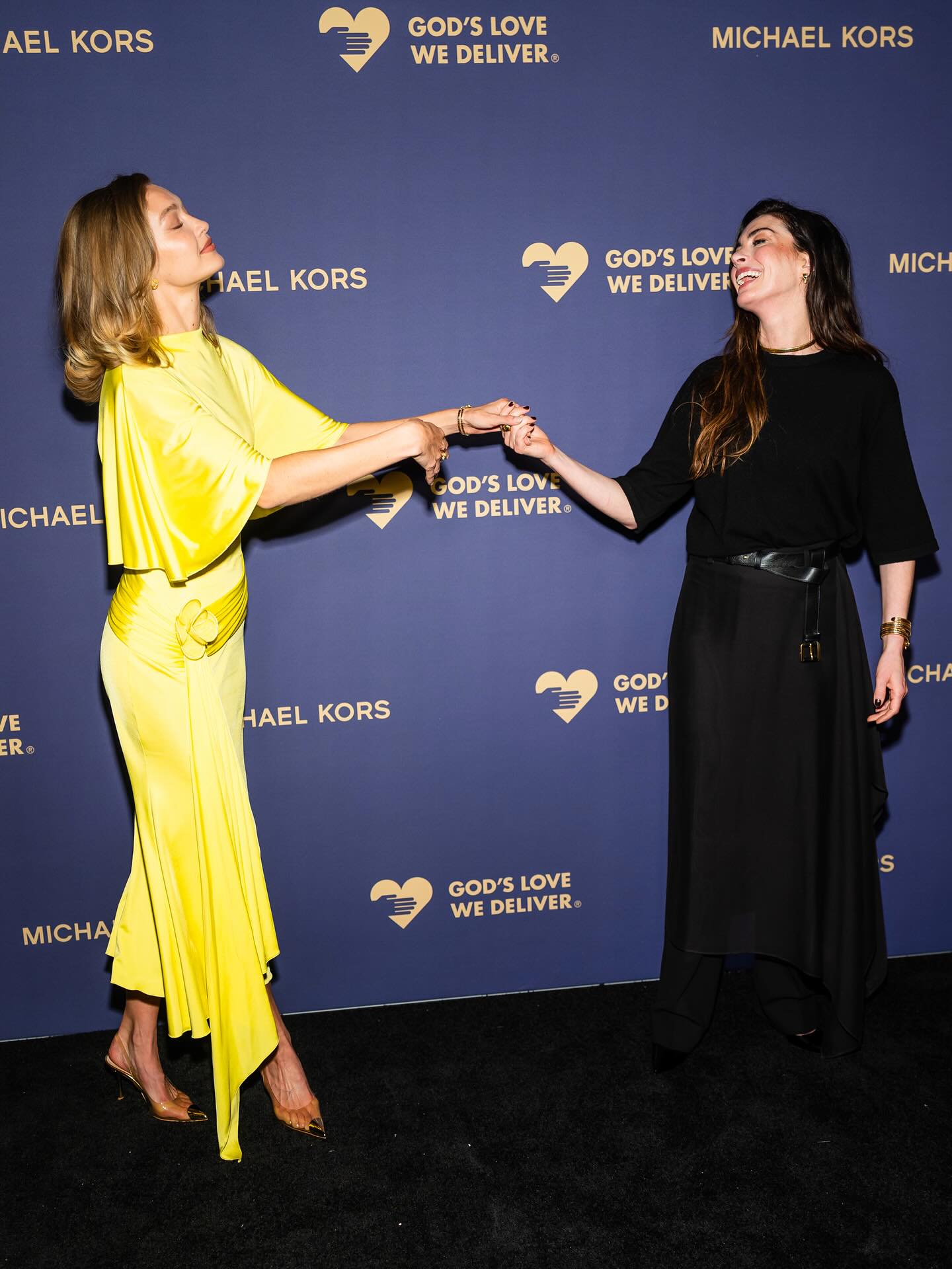 آن هاثاواي وجيجي حديد في حفل Golden Heart Awards (إنستغرام)  
