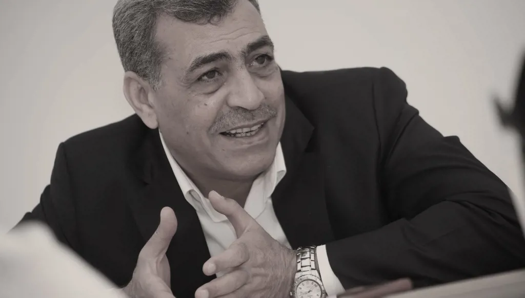 بعد سنوات الاعتقال والتعذيب… الشاعر السوري حسن النيفي يرحل في باريس