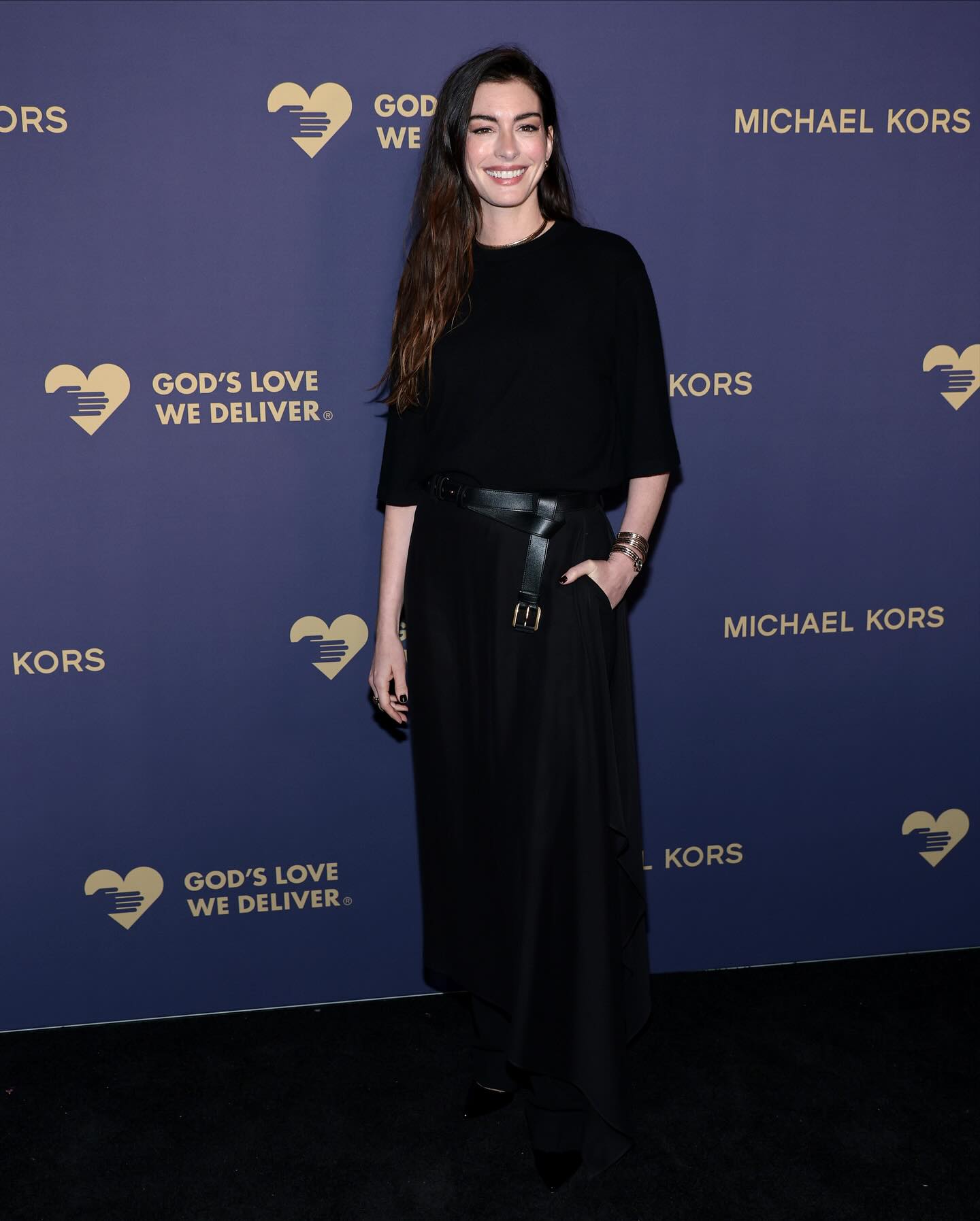 آن هاثاواي في حفل Golden Heart Awards (إنستغرام)  
