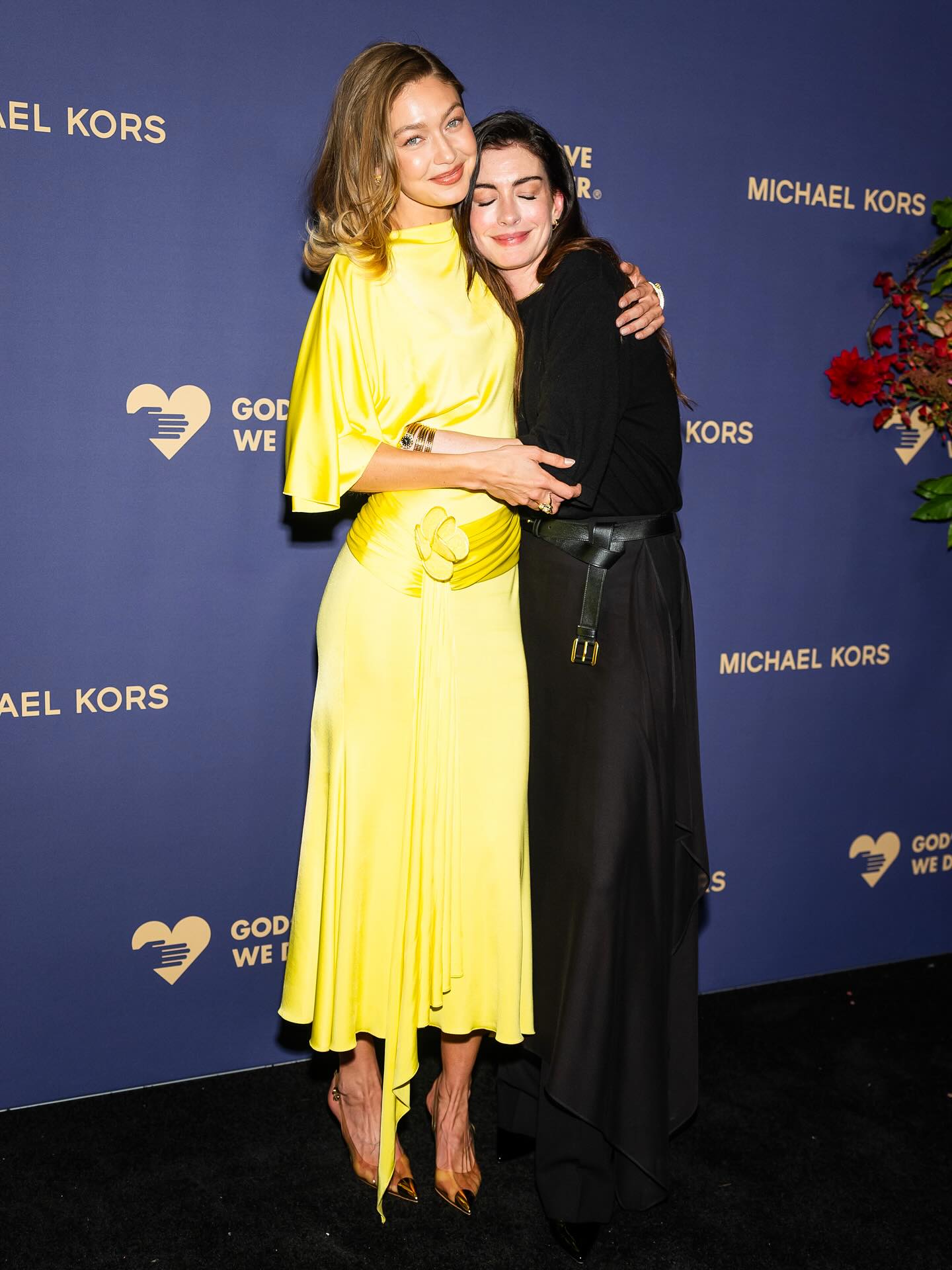 آن هاثاواي وجيجي حديد في حفل Golden Heart Awards (إنستغرام)  