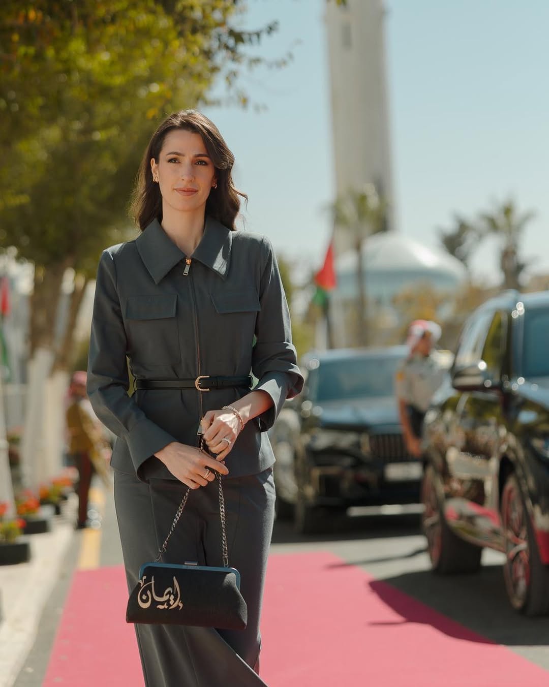 الاميرة رجوة تحمل حقيبة نُقش عليها اسم ابنتها الأميرة إيمان من (By Sireen عام 2025 (انستغرام)