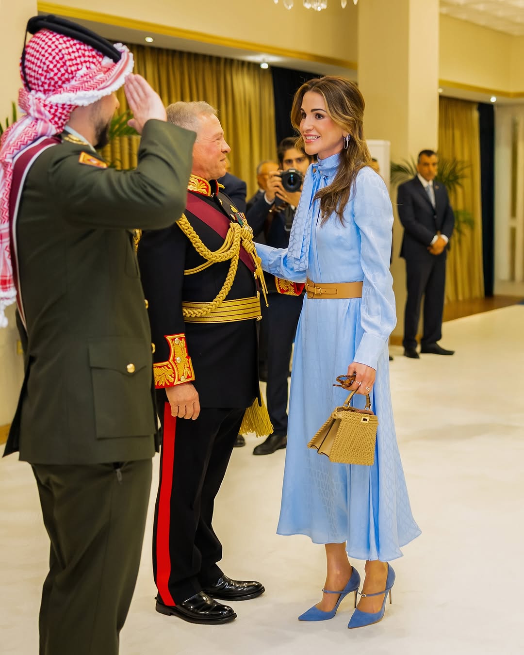 الملكة رانيا تتألّق بتسريحة نصف الرفعة (انستغرام)