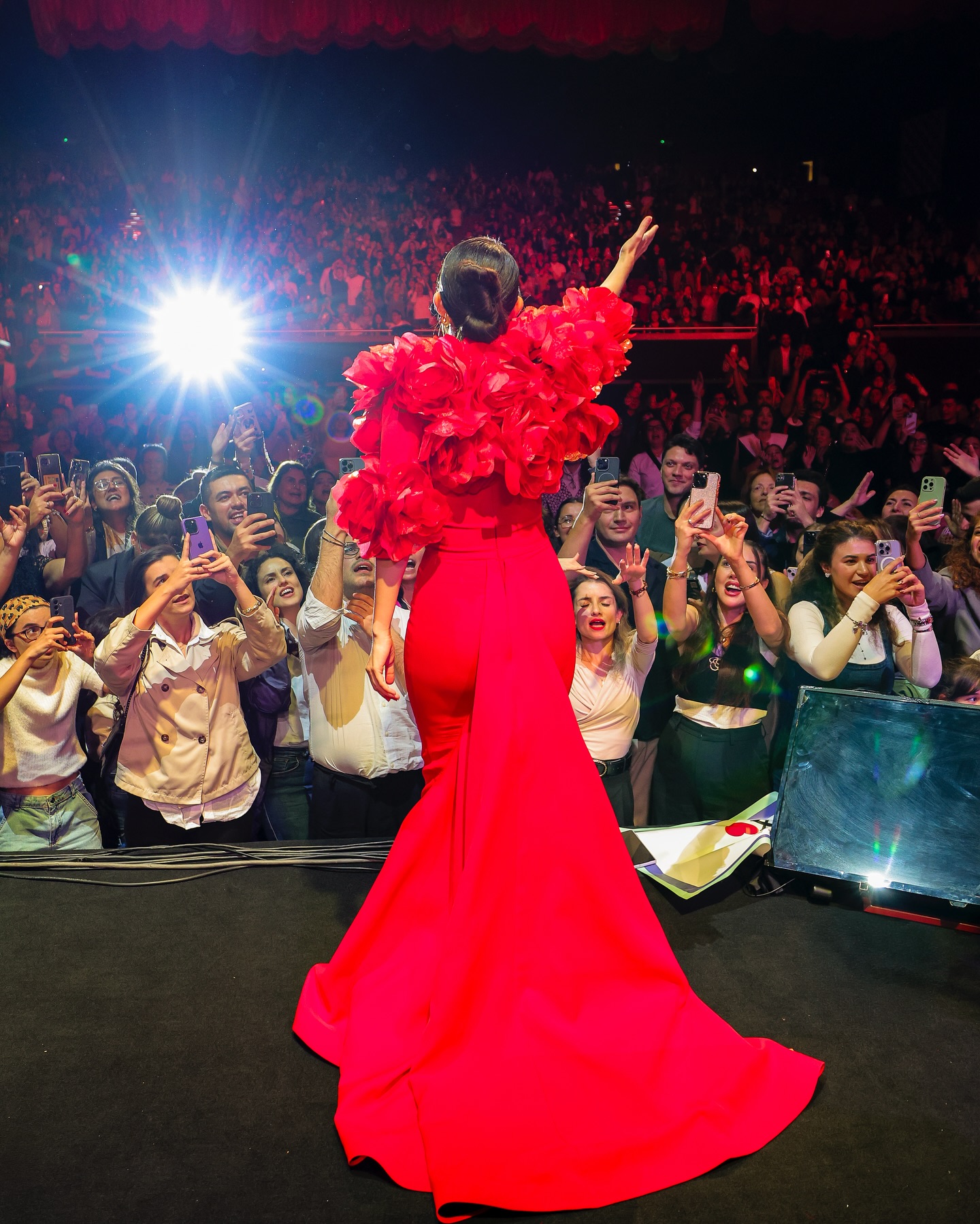 كارسو دونماز بتصميم فؤاد سركيس نسّقته مع قفّازي أوبرا من اللون نفسه (إنستغرام)