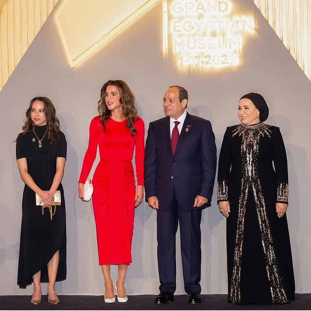 الملكة رانيا  مع ابنتها الأميرة سلمى والرئيس عبد الفتّاح السيسي وعقيلته في حفل افتتاح المتحف المصري الكبير (إنستغرام)