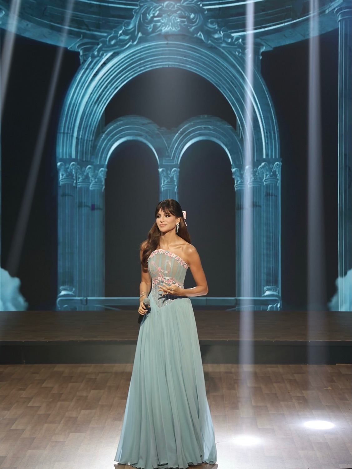 آمال ماهر بتسريحة رومانسيّة (إنستغرام)