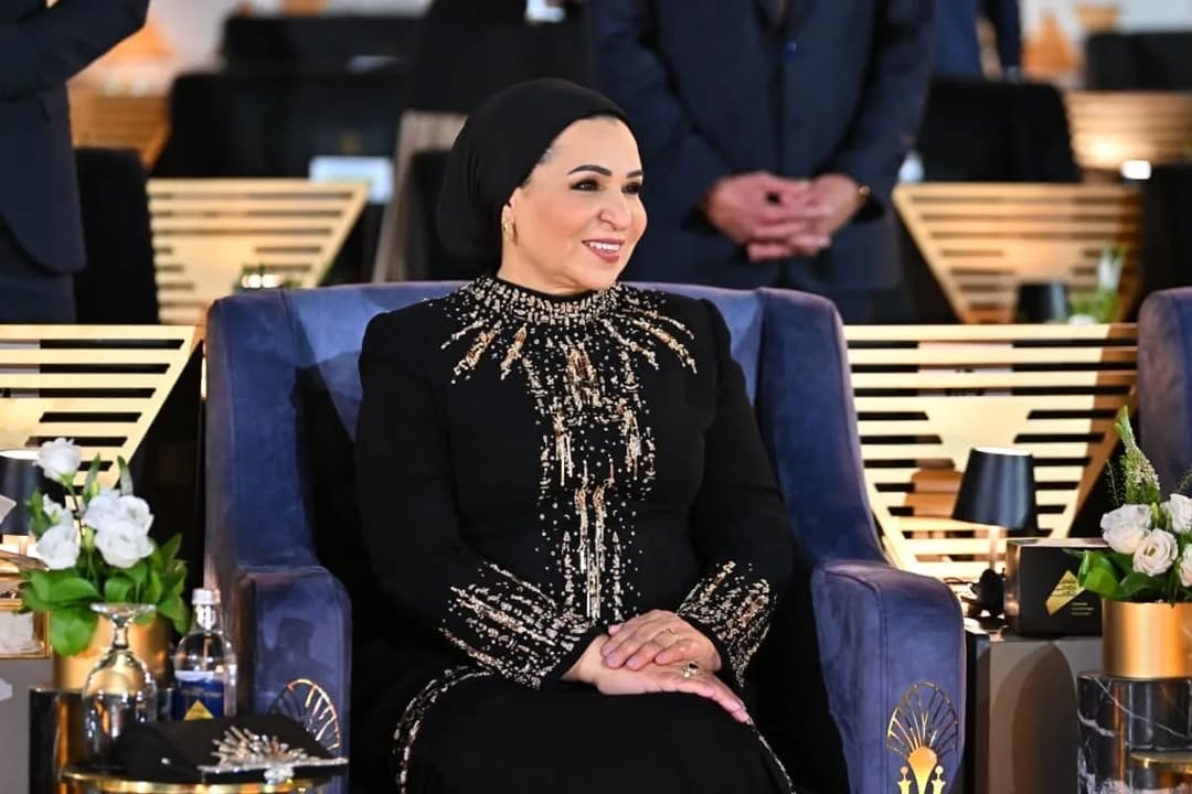 انتصار السيسي وخطوات عمل مكياج فخم (انستغرام)