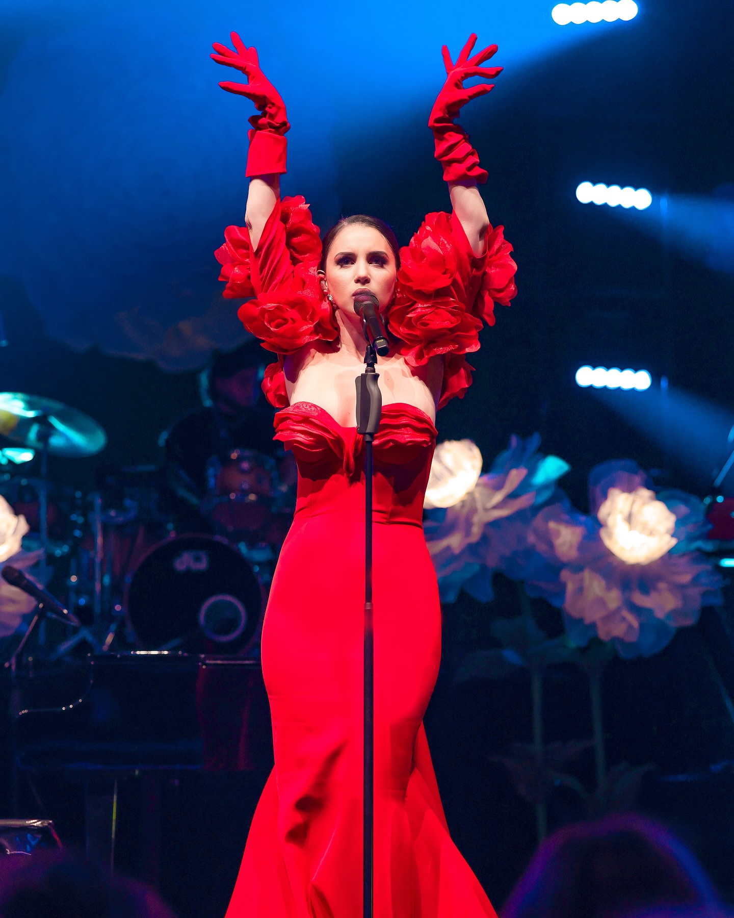 كارسو دونماز بالفستان نفسه خلال حفلها الغنائي في تركيا (إنستغرام)