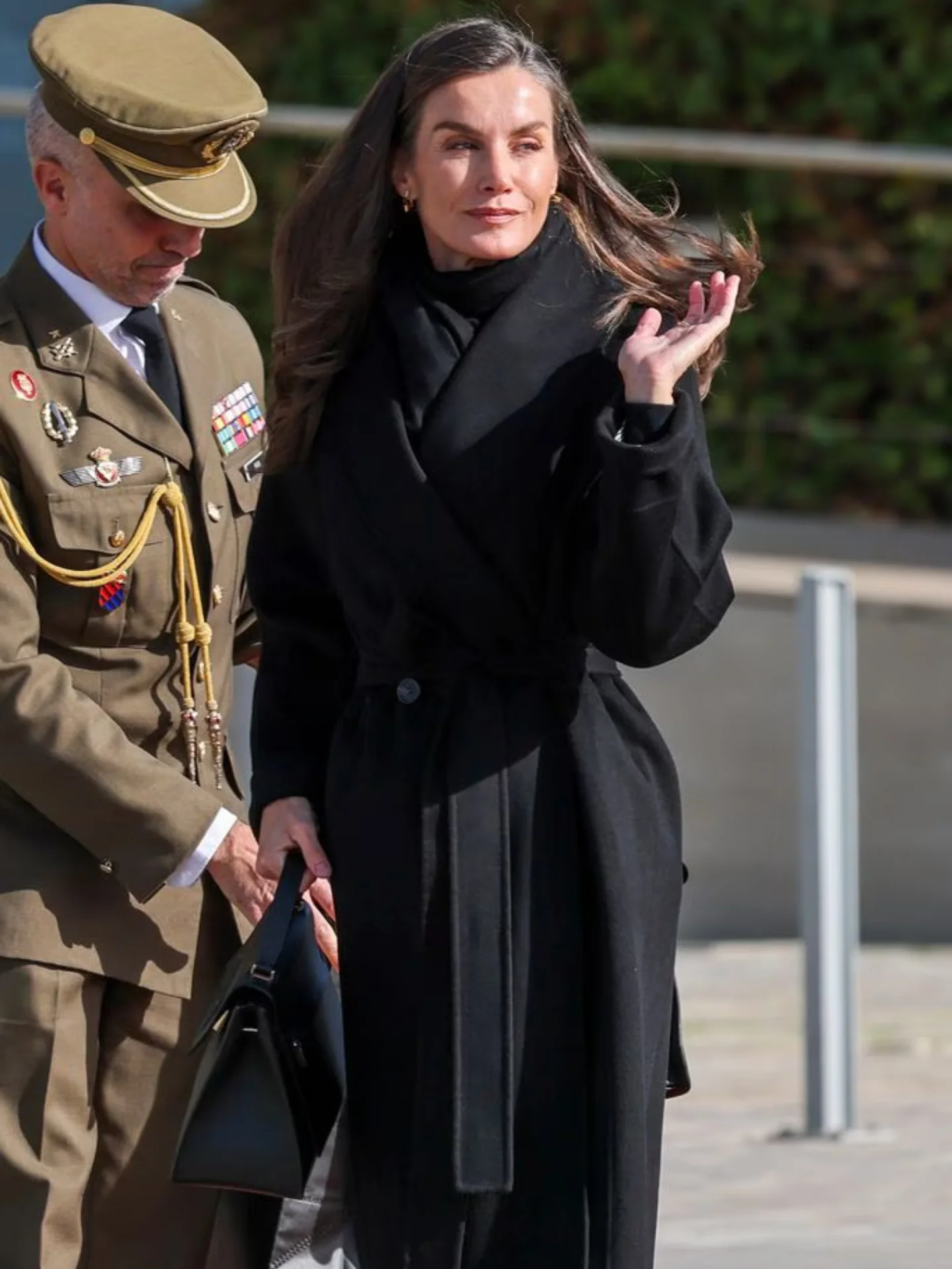 الملكة ليتيزيا بمعطف أسود من Cos (إنستغرام)