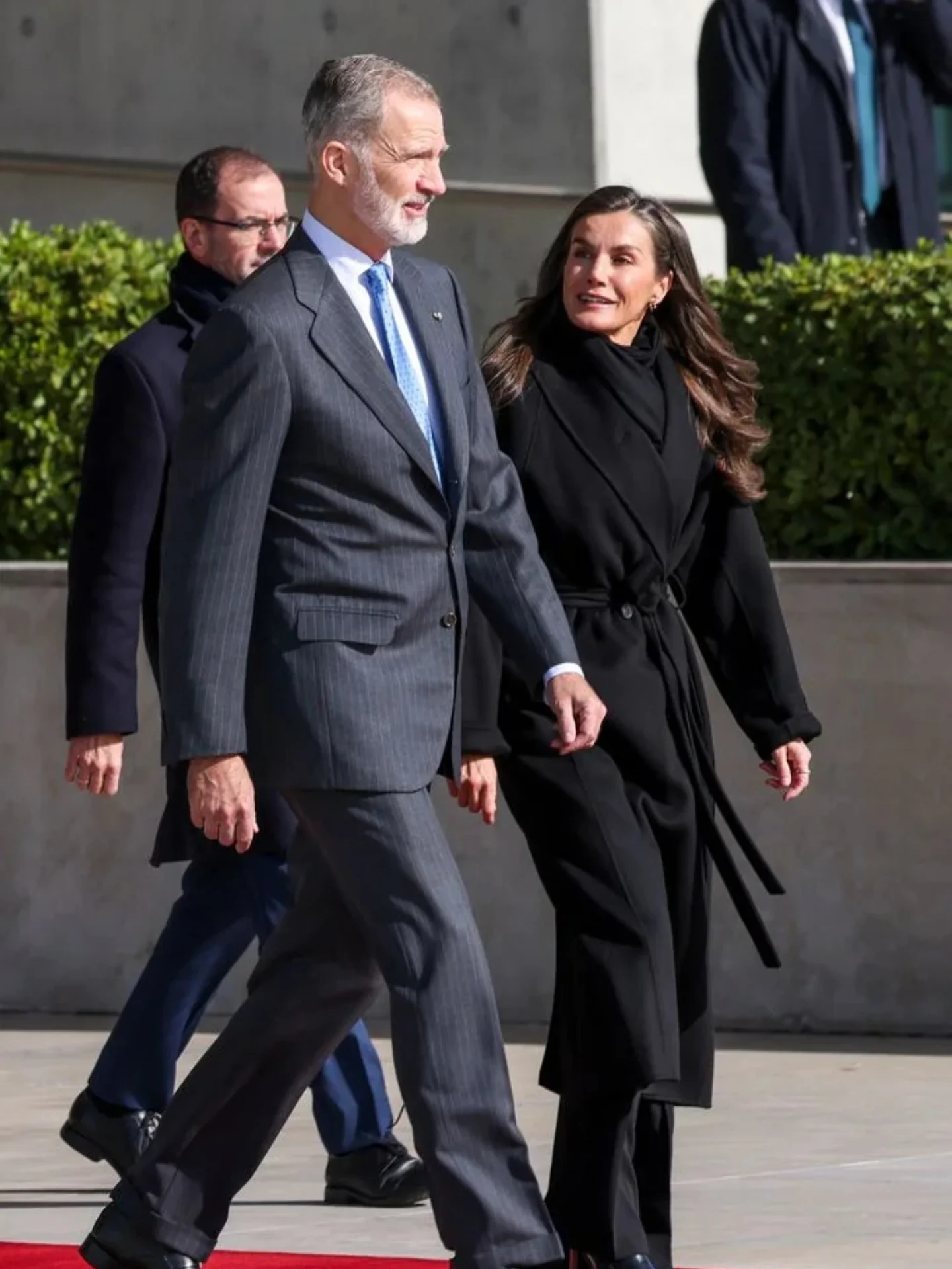 الملكة ليتيزيا بمعطف أسود من Cos (إنستغرام)