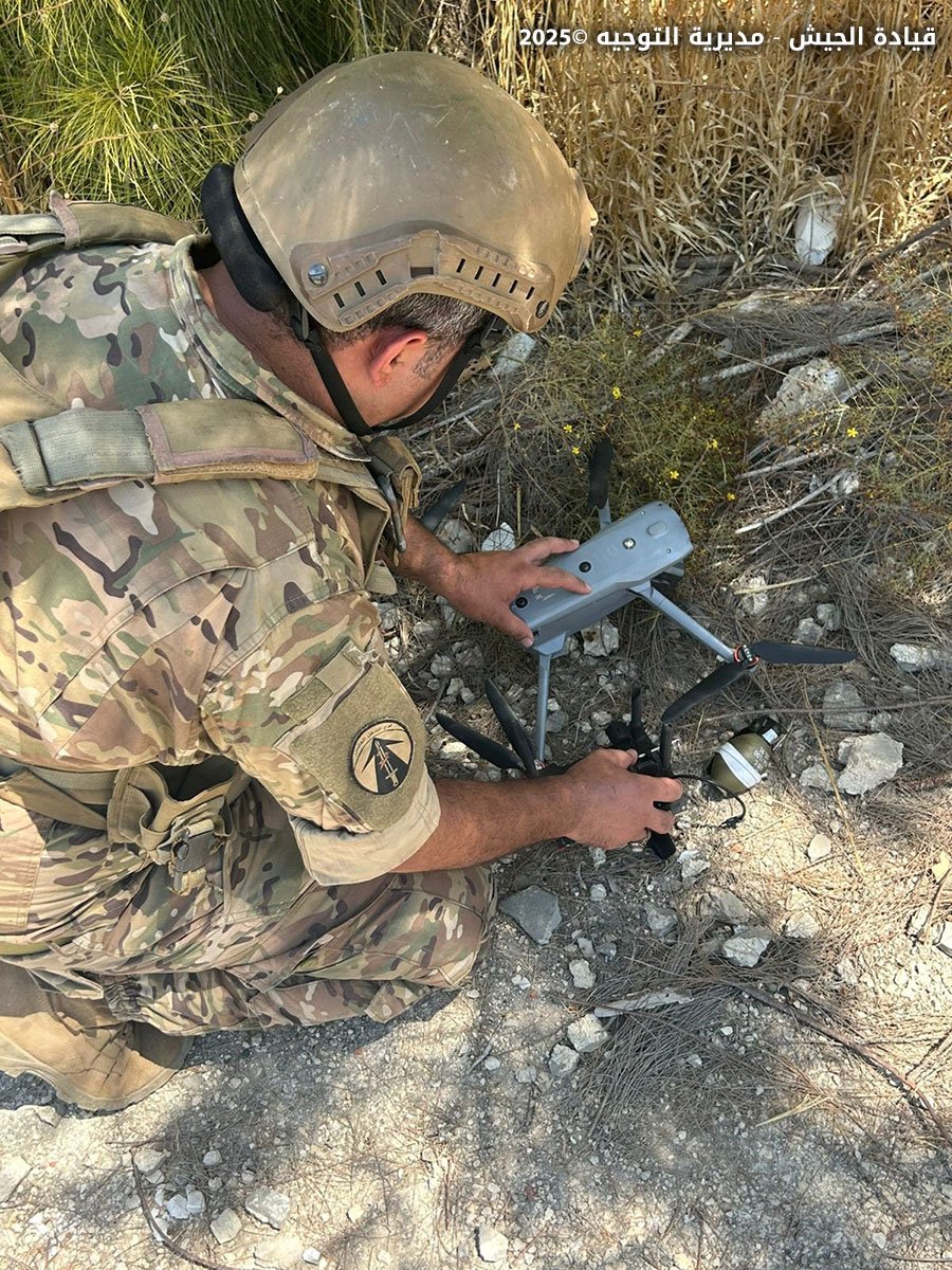 عنصر من الجيش اللبناني في موقع سقوط المسيرة (مديرية التوجيه)