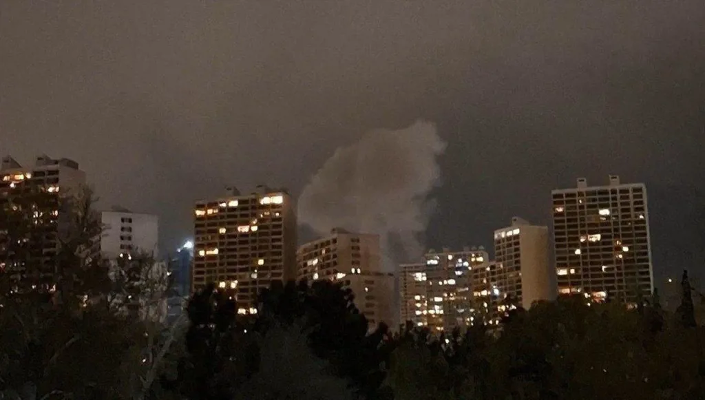 بالفيديو-سقوط شظايا صاروخية شرق تل أبيب بعد قصف إيراني