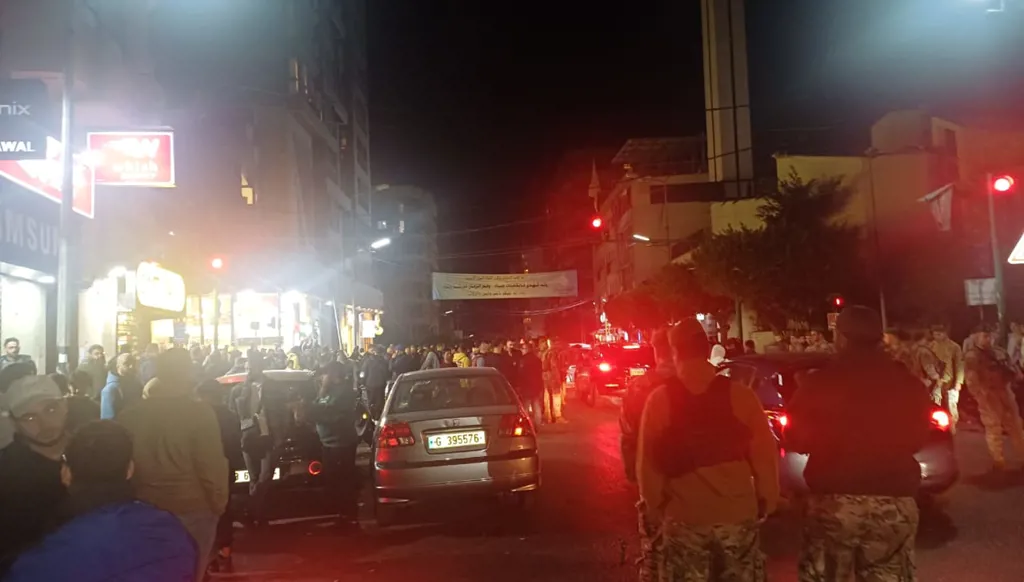 الجيش اللبناني يفتح طريق عائشة بكار بعد احتجاجات في المنطقة... ماذا جرى؟