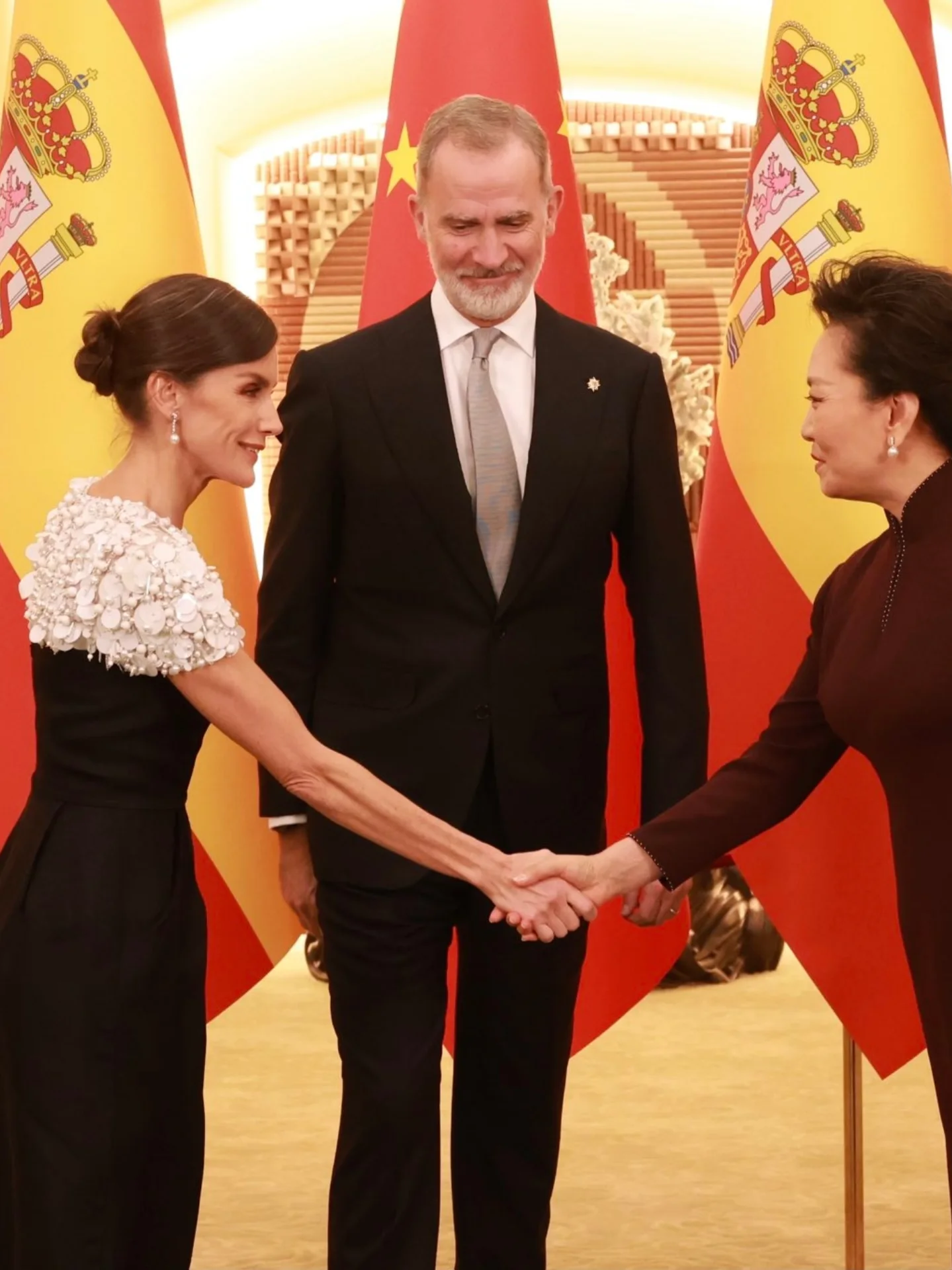 الملكة ليتيزيا بتصميم كارولينا هيريرا (إنستغرام)