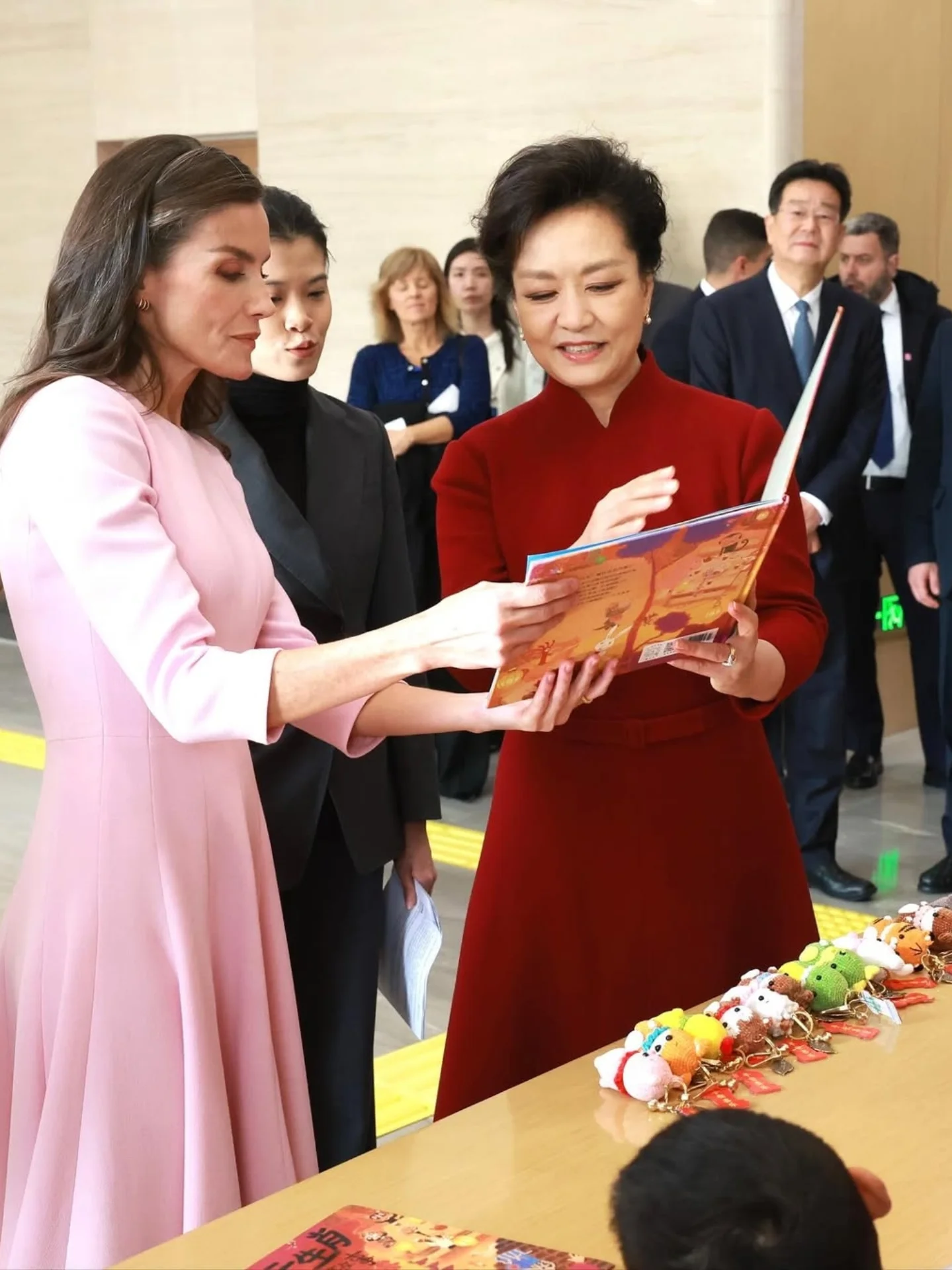 الملكة ليتيزيا بتصميم كارولينا هيريرا (إنستغرام)