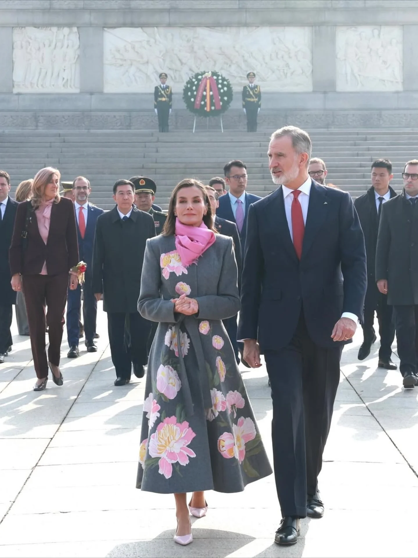 الملكة ليتيزيا بتصميم كارولينا هيريرا (إنستغرام)